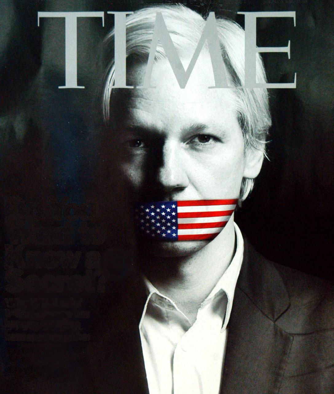 Julian Assange med munnbind laget av USAs flagg