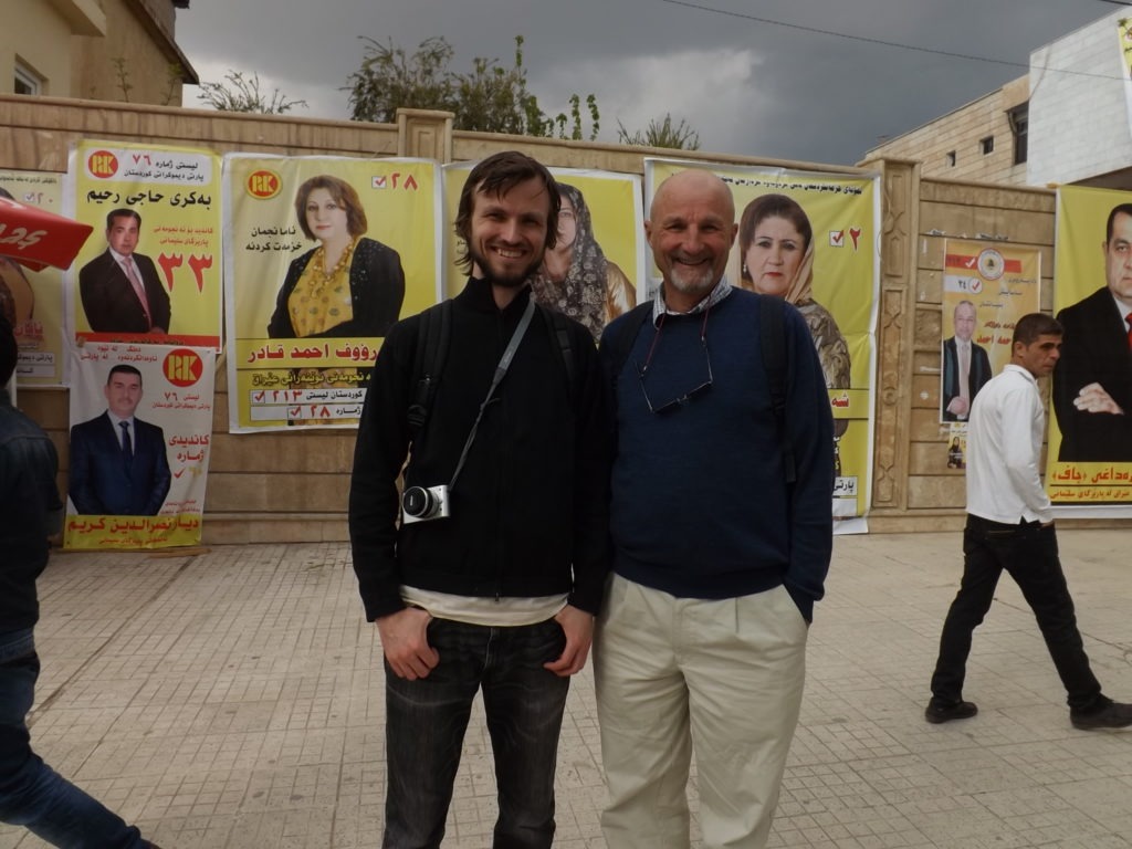 Far og jeg foran valgkamp-plakater i Irak