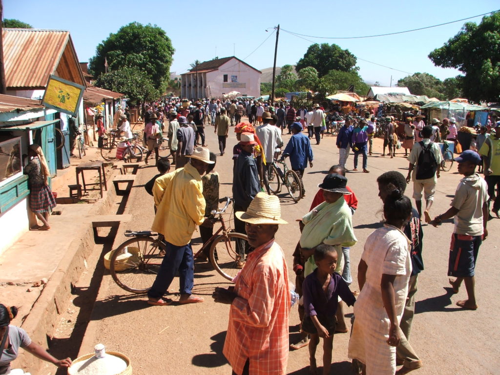 En typisk hovedgate i et tettsted på Madagaskar