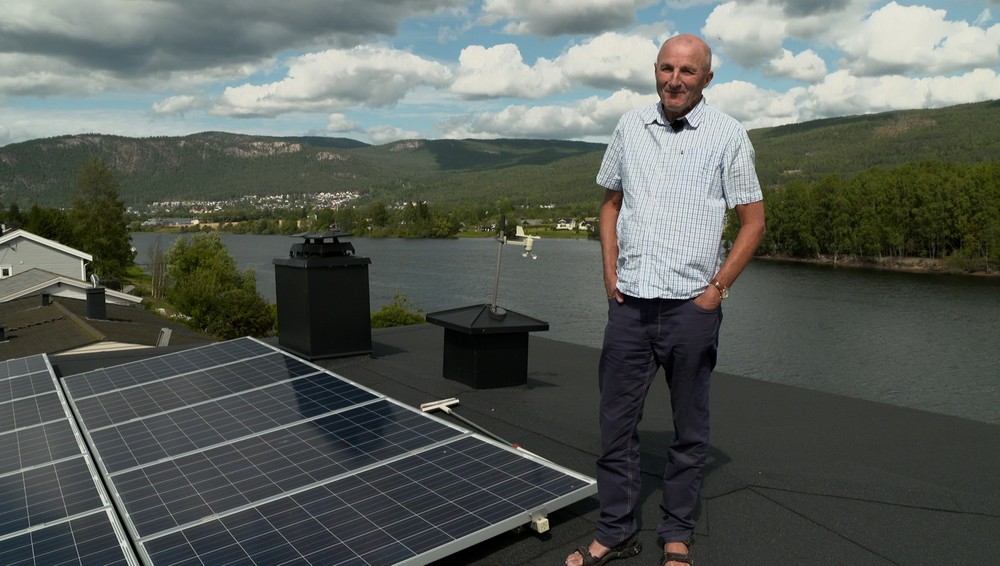 Far på taket med solceller
